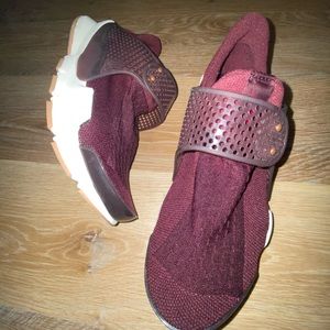 Like NEW Burgundy Nike Sock Dart Women Size: 8! Very comfy!!!